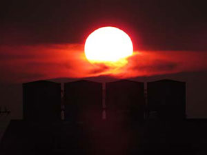 月之木橋から見える仕込みタンクと夕日