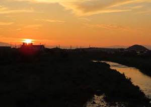 芹川に映る夕日